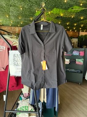 Black Short-Sleeve Button-Down Shirt with Classic Collar A097